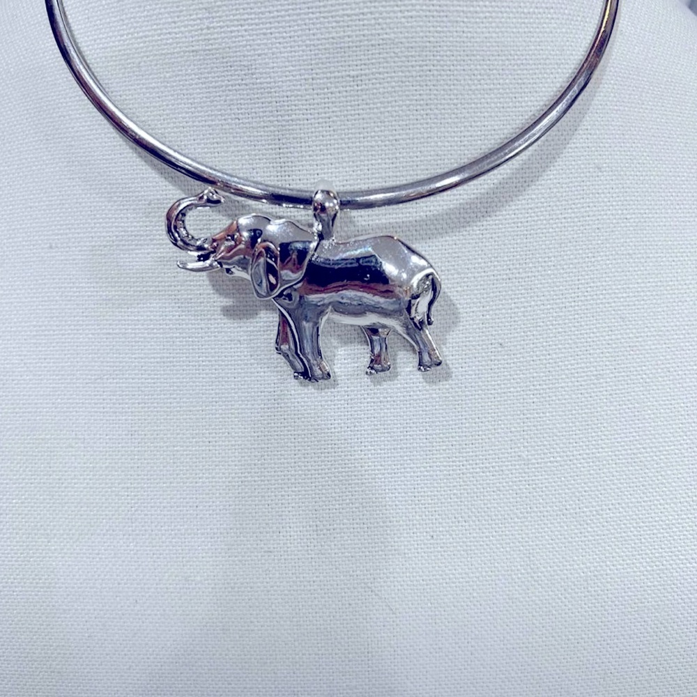Gorgeous elephant pendant collar